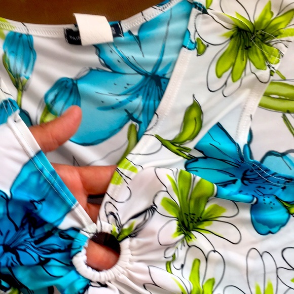 Floral Cut-Out Sleeveless Top - Light & Breezy! - Picture 6 of 8